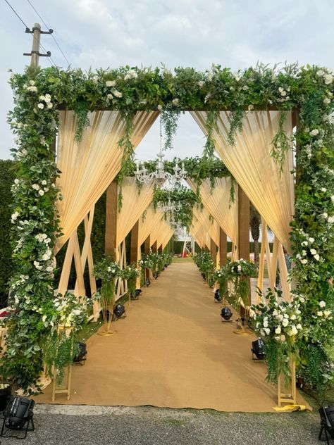 India Engagement Decorations, Wedding Arch Walkway Entrance, Wedding Entry Passage Decor, Wedding Entry Decorations Entrance, Gate Entrance Wedding Decor, Simple Wedding Entrance Decor, Wedding Entrance Arch Decor, Shadi Mandap Decoration, Flower Gate Decoration Wedding