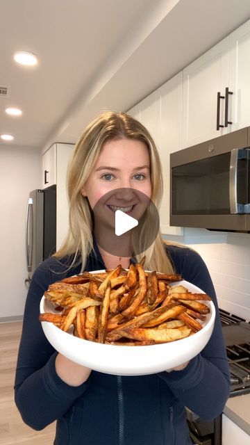 Claire Hodgins Recipes, Healthy French Fries, Air Fryer Fries, Healthy Fries, Air Fryer French Fries, Air Fryer Recipes Snacks, Confort Food, French Fries Recipe, Healthy Substitutions