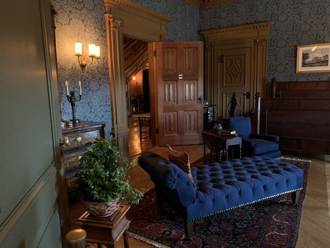 Mansion Interior Bedroom, Old House Decorating, Millennium Biltmore Hotel, Old Mansions Interior, 1800s Home, Biltmore House History, Victorian House Interiors, The Biltmore Estate, Victorian Home Interior