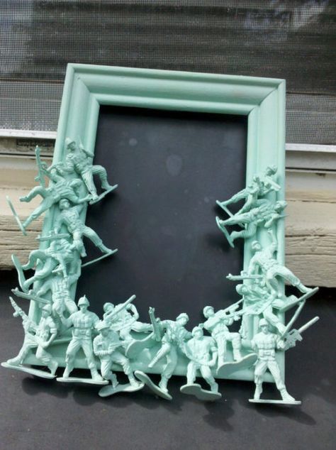 Here is a unique photo frame, ideal for a child’s room. This is a fun DIY project to try. Homemade Gifts For Men, Corner Deco, Cadre Photo Diy, Unique Photo Frames, Picture Frame Crafts, Diy Picture Frames, Deco Originale, Diy Picture, Army Men