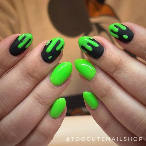 Neon Green Drip Nails, Matt Black Halloween Nails, Neon Green Nails Halloween, Slime Nails Design, Halloween Slime Nails, Green Black Halloween Nails, Slime Nail Art, Lime Green And Black Nails Design, Neon Green And Black Nail Designs