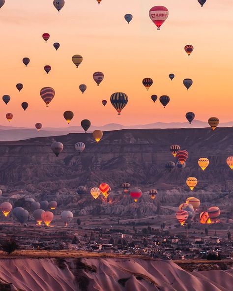 Cappadocia Turkey, Travel Wallpaper, Turkey Travel, Hot Air Balloons, Air Balloons, Jackson Hole, Jolie Photo, Survival Kit, Travel Aesthetic