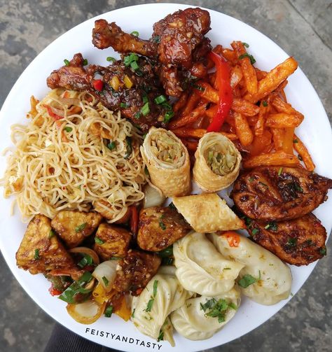 Chinese Food Aethstetic Take Out, Chinese Food Takeout Aesthetic, Chinese Food Platter, Chinese Food Aethstetic, Chinese Takeout Aesthetic, Chinese Dinner Table, Chinese Food Aesthics, Chinese Food Photography, Paneer Momos