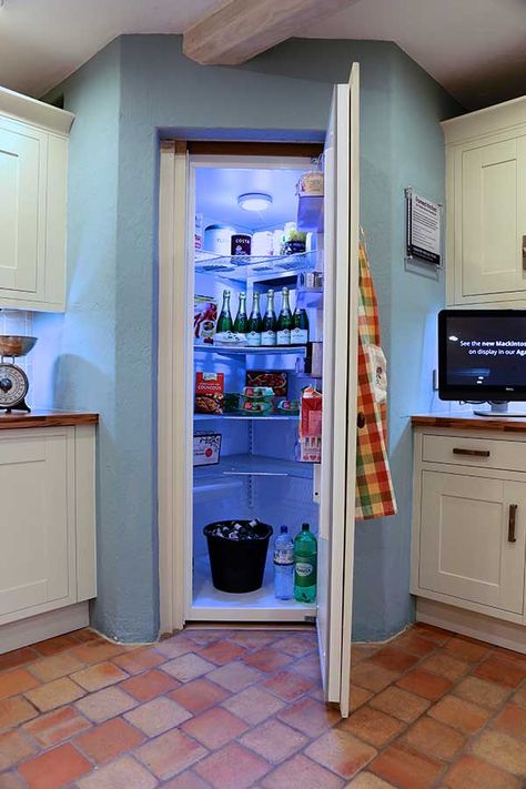 Walk In Fridge Dream Kitchens, Home Walk In Fridge, Diy Walk In Fridge, Walk In Fridge For Home, Refrigerator In Corner, Corner Refrigerator Ideas, Corner Fridge In Kitchen, Old Refrigerator Ideas, Walk In Fridge Home