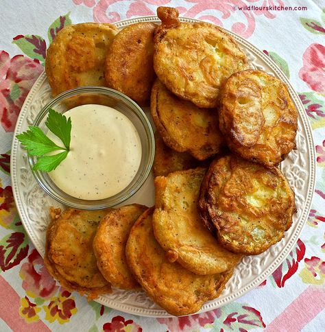 fried zucchini Fried Zucchini Dipping Sauce, Zucchini Dipping Sauce, Fried Zucchini Recipes, Zucchini Pommes, Fried Veggies, Ranch Dipping Sauce, Fried Zucchini, Beer Battered, Summer Veggies