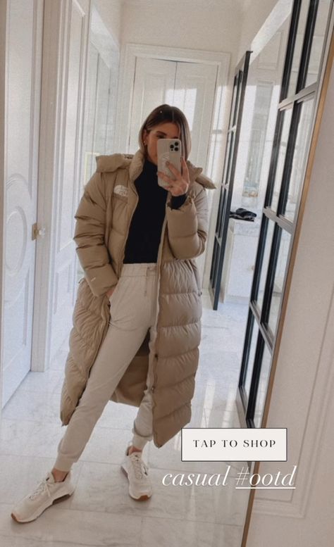 Long Tan Puffer Jacket Outfit, Parka Jacket Outfit Winter, Beige Puffer Coat Outfit, Cream Puffer Coat Outfit, Tan Puffer Jacket Outfit, Cream Puffer Jacket Outfit, Parka Jacket Outfit, Outfit Viaje, Puffer Jacket Outfits