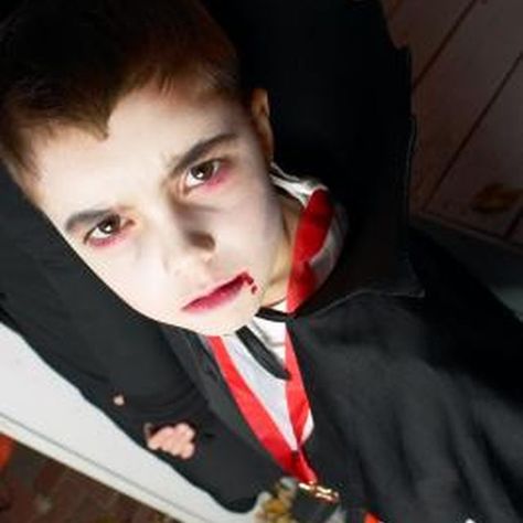 Your child can go as a scary vampire for Halloween with easy-to-apply makeup. Boy Vampire Makeup, Kids Vampire Makeup, Vampire Face Paint, Dracula Makeup, Boy Halloween Makeup, Vampire Costume Kids, Vampire Costume Diy, Vampire Kids, Vampire Makeup Halloween