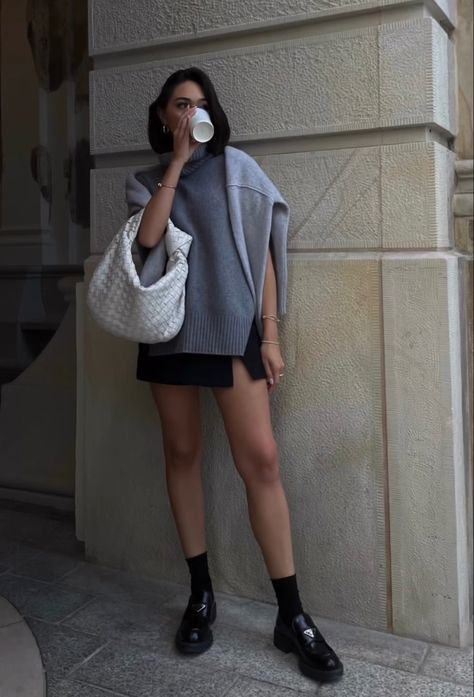 Black And White Loafers Outfit, Loafers With Socks Outfit, White Loafers Outfit, White Socks Outfit, White Bag Outfit, Loafer Fits, Chunky Loafers Outfit, City Fits, Loafers Outfits