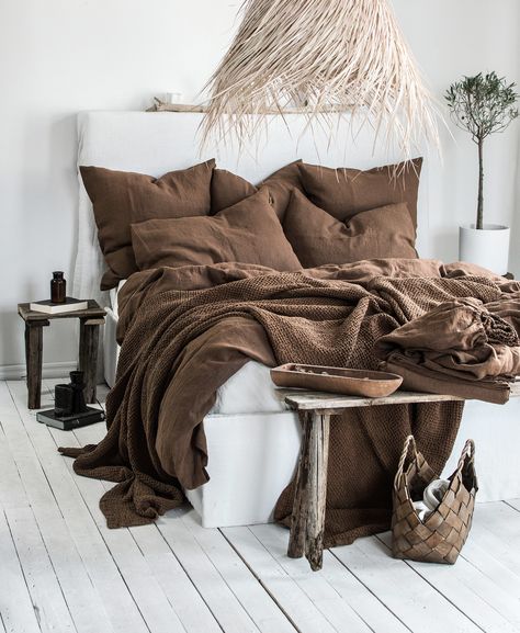 Put your shoes off, drop the grocery bag and jump into your own heaven of comfort! This wonderful 100% linen bedding in Walnut will fulfill your bedroom with pure coziness and style. ✓ Listing includes: Duvet cover + 2 pillowcases ✓ Duvet cover comes with wooden buttons and 4 internal corner ties ✓ Pillowcases with secure envelope closure on the side Made from 100% natural linen fabric, this set is impressively comfortable! It allows your skin to breathe, absorbs moisture, and regulates the temp Dark Brown Room Ideas Bedrooms, Dark Brown Bedding, Natural Linen Bedding, Bedroom Linens Bedding, Cozy Brown Bedroom, Linen Bedding Styling, Chocolate Brown Bedrooms, Brown Comforter, Pure Linen Bedding