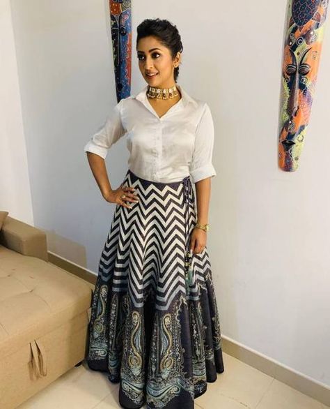 Navya Nair the Beautiful Indian Actress. #NavyaNair #BeautifulIndianActresses Ghagra Patterns, Navya Nair, Elegant Skirt Outfits, Long Skirt Top Designs, Saree Pic, Midi Top, Indian Gown, Long Skirt And Top, Rangoli Colours