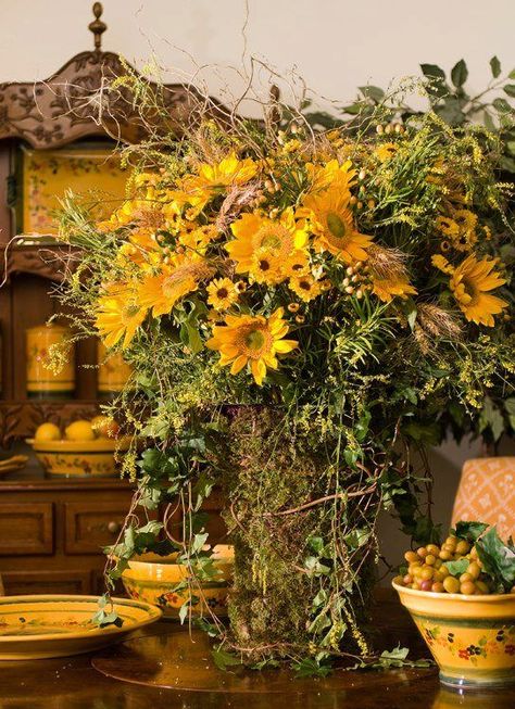 Sunflower Arrangements, Flower School, Olive Garden, Kew Gardens, Covent Garden, Mellow Yellow, Shades Of Yellow, Better Homes And Gardens, Floral Designs