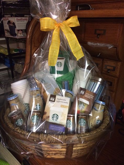 Starbucks basket Starbucks Raffle Basket Ideas, Silent Auction Coffee Gift Basket Ideas, Creative Raffle Baskets, Starbucks Basket Ideas, Starbucks Basket, Starbucks Gift Basket Ideas, Gift Basket Ideas For Family, Starbucks Gift Baskets, Auction Basket Ideas