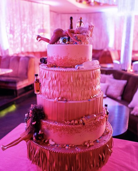 Kylie Jenner 21st Birthday, Kylie Jenner Birthday Cake, Drunk Barbie Cake, Pink Party Foods, Kylie Jenner Birthday, Cake Shots, Pink And Gold Birthday Party, 17 Birthday Cake, Kylie Birthday