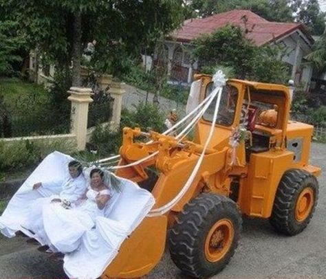 I guess in some countries...  That is considered a Limo. Funny Wedding Pictures, Never Getting Married, Russian Wedding, Awkward Family Photos, Funny Wedding Photos, Beautiful Beach Wedding, Funny Wedding, Country Wedding Dresses, Bad Jokes