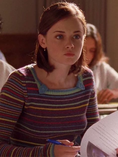 26 Rory Gilmore Outfits to Inspire Your Fall Wardrobe Rory Gilmore Henley Top, Rory Gilmore Casual Outfits, Rory Gilmore Striped Shirt, Rory Gilmore College Aesthetic, Rory Gilmore Outfits College, Rory Gilmore Accessories, Rory Gilmore Best Outfits, Rory Gilmore Season 4 Outfits, Rory Gilmore Jumper