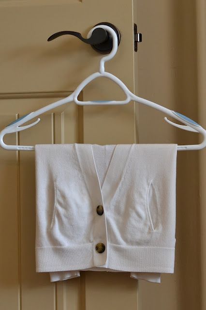 Have you ever wondered how the dry cleaners hang sweaters so perfectly? Well here's a super simple tutorial that will tell you exactly how to do it so you don't get hanger bumps on your shoulders anymore! Fold A Sweater, How To Fold Sweaters, Hang Sweaters, Mom Organization, Sweater Hanging, Fold Clothes, Clothes Folding, How To Hang, How To Fold