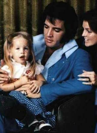 Elvis And Lisa Marie, Elvis And Lisa, Elvis Family, Elvis Presley Priscilla, Tattoos Animals, Presley Family, Elvis Presley Memories, Elvis Presley Family, King Elvis Presley