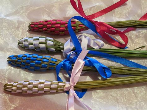 Raccontare un paese: come fare le "spighe" di lavanda Come Intrecciare, Weaving Designs, Weaving Art, Embroidered Friendship Bracelet, Wrap Bracelet, Decoupage, Weaving, Beaded Bracelets