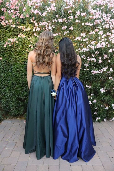 Lesbian Prom Pictures, Prom Pictures With Friends, Prom Pictures Friends, Prom Dress Colors, Matching Prom, Light Up The Dance Floor, Funny Prom, Homecoming Poses, Colors For 2024