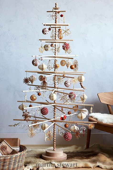 Scandinavian Christmas Trees, Minimalist Christmas Tree, Alternative Christmas, Creative Christmas Trees, Decor Ikea, Alternative Christmas Tree, Wooden Christmas Tree, A White Christmas, Unique Christmas Trees