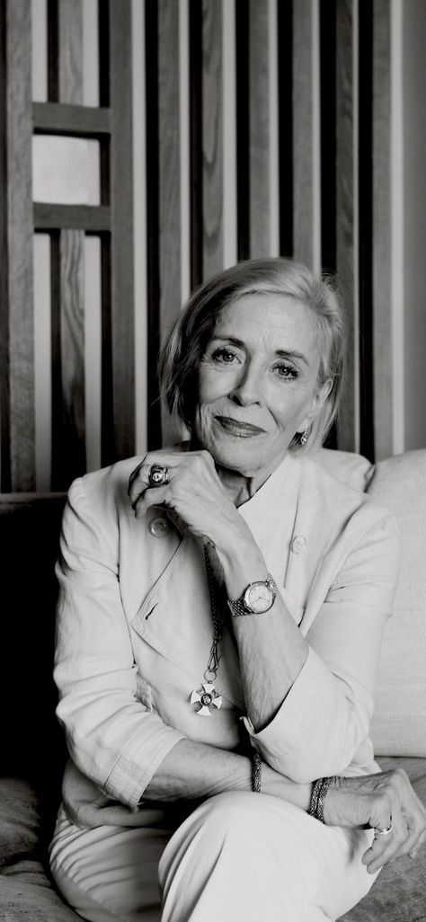 Holland Taylor, Middle Aged Women, White Photos, Black White Photos, Famous Women, Middle Age, Yearbook, Holland, Lily