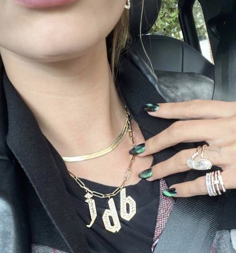 Hailey Bieber Nail, Celebrity Engagement Ring, Clean Makeup Look, Jennifer Fisher Jewelry, Gold Band Engagement Rings, Kylie Nails, Confetti Tour, Nail Art Inspo, Justin Bieber Pictures