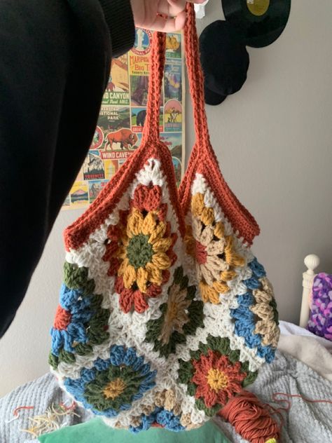 Crotecht Bags, Crochet Headbands Aesthetic, 70s Crochet Bag, Cute Vintage Bags, Free Downloadable Crochet Patterns, Lined Crochet Bag, Crochet Flower Bag Pattern, Crochet Bag Inspiration, Beach Crochet Ideas