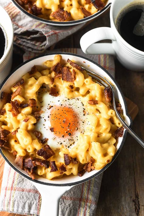 Breakfast mac and cheese with cheesy pasta, crisp bacon, and a barely set egg makes a cozy and satisfying morning meal! Egg Mac And Cheese, Scrambled Eggs With Cheese, Cheesy Macaroni, Bacon And Eggs, Macaroni Pasta, Egg Dishes, Recipe Breakfast, Cheesy Pasta, Mac Cheese