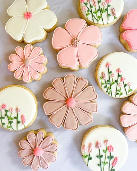 Sweet 16 Cookies Decorated, Cookies With Flowers, Sweet 16 Cookies, Floral Sweet 16, 16 Cookies, Sweet 17, Flower Cookies, Cookies Decorated, Cookie Ideas