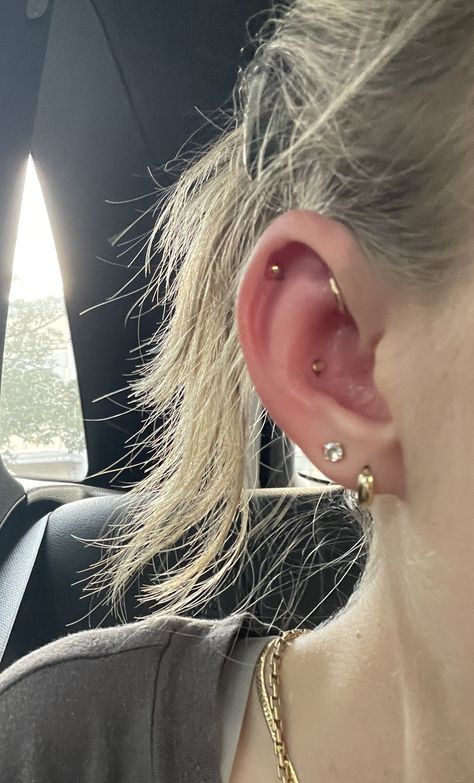 Inner Cartilage Piercing, Dainty Conch Piercing Stud, Conch Piercing Ideas Minimalist, Conch Piercing Stud Gold, Snug Piercing Hoop, Dainty Conch Piercing, Dainty Ear Stack, Earring Setup, Conch Stud Piercing