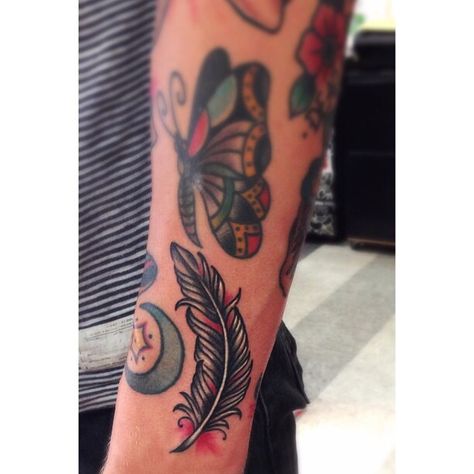 Old School Feather Tattoo, Feather Tattoo Traditional, American Traditional Feather Tattoo, Traditional Feather Tattoo, Sacred Geometry Art Tattoo, Southwestern Tattoo, Small Peacock Tattoo, Feather Pen Tattoo, Lisa Tattoo