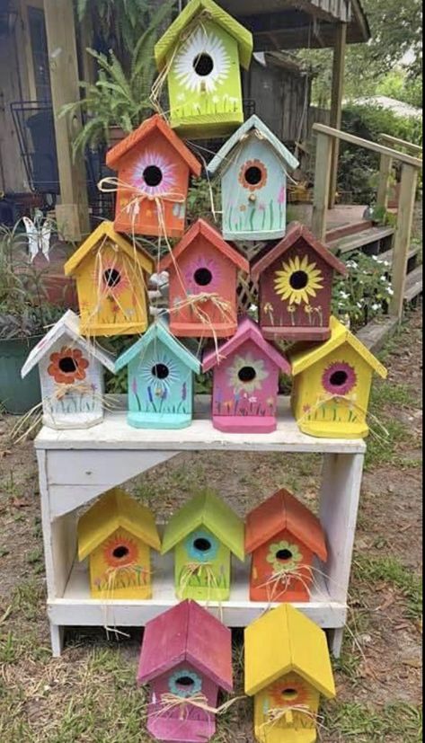 Painting Wood Birdhouses, Painted Bird Houses Ideas Color Schemes, Painting Birdhouses Ideas Simple Diy, Hand Painted Birdhouses Ideas, Decorated Bird Houses, Easy Bird House Painting Ideas, Bird House Decorating Ideas, Painted Birdhouses Ideas, Birdhouse Painting Ideas Easy