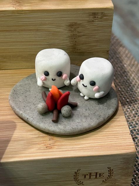 Scene of marshmallows sitting by a campfire. Made from polymer clay. Clay Easy Projects, Polymer Clay Marshmallow, Model Clay Ideas Easy, Clay Date Ideas Halloween, Cute Clay Date Ideas, Easy Clay Date Ideas, Clay Crafts Small Easy, Air Dry Clay Marshmallows, Clay Art Harry Potter