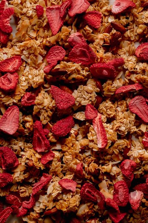 Strawberry Coconut Granola. Dried Strawberry Recipes, Strawberry Clusters, Unique Recipes Desserts, Crispy Breakfast Potatoes, Strawberry Granola, Strawberry Gluten Free, Granola Clusters, Best Granola, Crunchy Granola