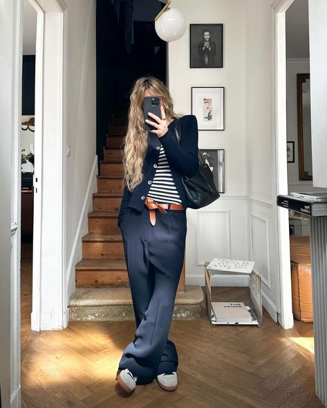 Mel // EPONYM (@meleponym) • Instagram photos and videos Marine Style Outfit, Navy Pants Outfit, Navy Outfits, Navy Blue Outfit, Navy Girl, Capsule Wardrobe Outfits, Jeans Outfit Women, Navy Outfit, Outfit Formulas