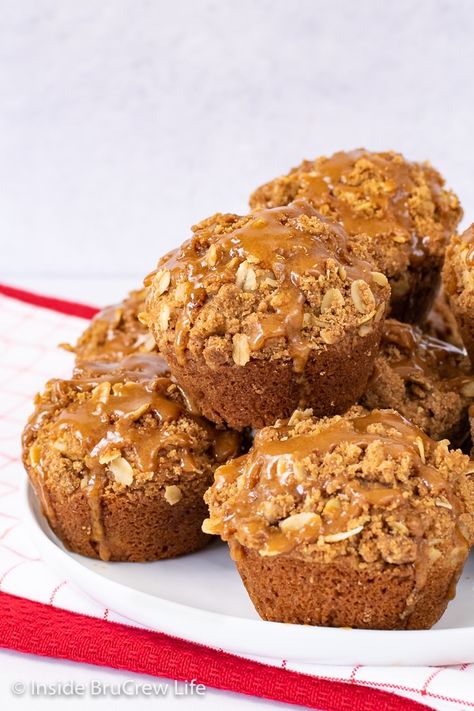 Biscoff Apple Muffins - a Biscoff glaze drizzled over a cookie butter crumble adds a great texture and flavor to these apple muffins. Great recipe to make for breakfast this fall. Biscoff Muffin Recipes, Biscoff Biscuits, Biscoff Recipes, Biscoff Cookie Butter, Oat Muffins, Biscoff Cookies, Apple Muffins, Chocolate Cookie Recipes, Crumble Recipe