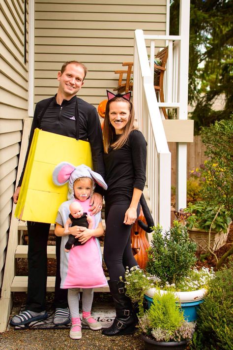 DIY cat, mouse, cheese costumes. Family costumes Cat Family Costume Ideas, Family Cat Costumes, Cat And Mouse Costume, Pustni Kostumi, Cheese Costume, Family Halloween Ideas, Reese Cup, Costume Family, Mouse Costume