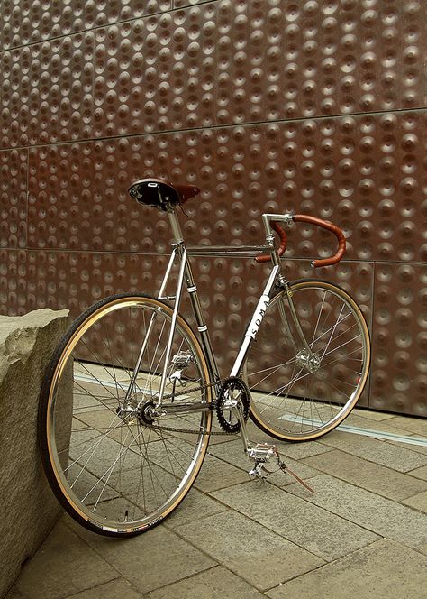 2014 Chrome model with threaded fork and sidetack seatstays. Built with Nitto B123 bars, Nitto old school post, Pearl stem, Soma Eldon Rims, New Xpress tires, Suzue ProMax hubs, IRD Defiant Crank (Soma Hellyer ring) Cardiff Cornwall saddle. Sepeda Trek, Bici Retro, Bike Swag, Friday Inspiration, Road Bike Vintage, Uggs Boots, Womens Ugg, Urban Bicycle, Velo Vintage