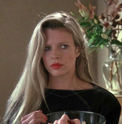 Kim Basinger in “Batman,” 1989. ♥️ Blow Dry Hair Straight, Batman 1989, Saul Leiter, Kim Basinger, Perfect Movie, Small Braids, Helena Christensen, Michael Keaton, Hollywood Icons