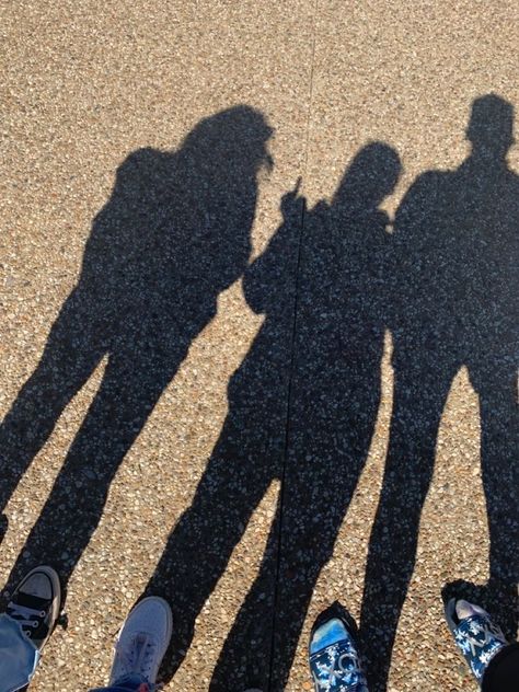 Trio Shadow Pics, Three Group Of Friends, Trio Friend Group Aesthetic, Group Shadow Pic, Group Of Three Friends Aesthetic, Trio Group Pictures, Friends Photoshoot Aesthetic, Group Photos Aesthetic, Friend Photoshoot Group Photo Ideas