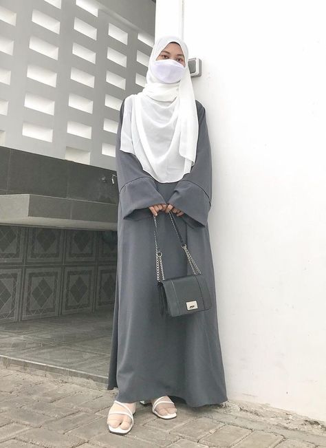 emaputriii | turkey abaya by @sundaraexclusive Abaya Modern Style, Umroh Outfit, Hijabi Abaya, Abaya Turkey, Kemeja Jeans, Ootd Hijab Simple, Muslimah Fashion Casual, Simple Ootd, Muslimah Style