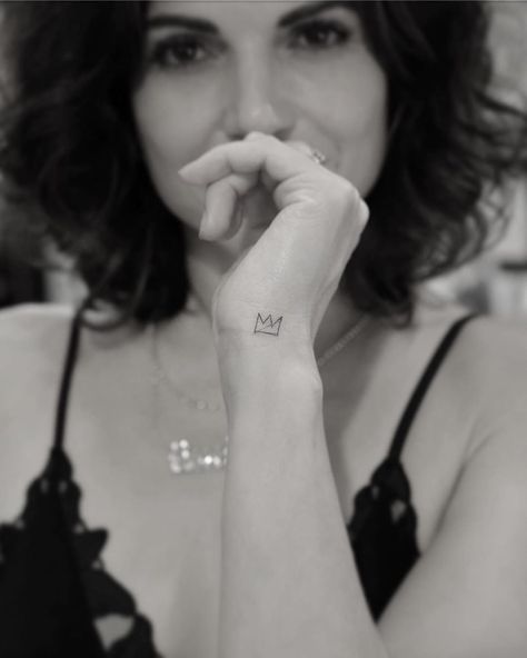 Lana Parrilla on Instagram: “Crowned by the Tattoo King 💥 #Repost @_dr_woo_ ・・・ Lil #Basquiat 👑 for the Queeeen @lparrilla  #hideawayatsuitex  #slimneedle” Lana Parrilla Tattoo, Evil Queen Tattoo, Basquiat Tattoo, Side Finger Tattoos, Tattoo King, Hand Tattoo Images, Unique Hand Tattoos, Finger Rose Tattoo, Hamsa Hand Tattoo