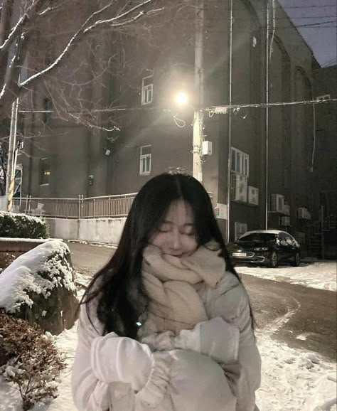 Snow In Korea, Christmas Poses, Korean Photo, Snow Girl, 사진 촬영 포즈, Snow Outfit, Winter Photo, Korean Aesthetic, Winter Girls