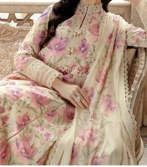 Eid Collection Dresses, Suit Neck Design, Designs Kurti, Suit Neck, Dresses Pakistani, Simple Dress Casual, Stylish Kurtis Design, Gala Design, Tandoori Masala