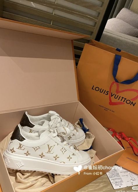 Clothing Boutique Decor, Zapatillas Louis Vuitton, Expensive Sneakers, Sporty Shoes, Luxury Lifestyle Fashion, Trendy Shoes Sneakers, White Nike Shoes, Basket Style, Fashion Shoes Heels