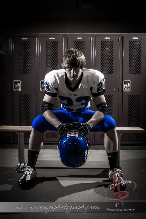 Football Senior Photos, Football Senior Pictures, Football Guys, Senior Photos Boys, Football Poses, Senior Football, Girls Football, Rugby Sport, Sport Portraits