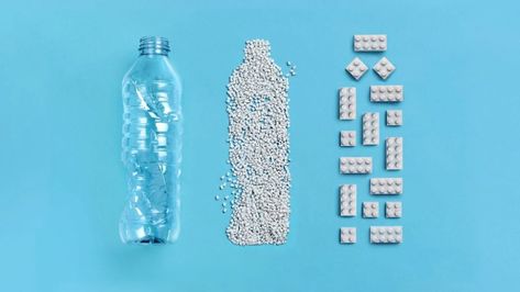 Toy brand Lego has created its first prototype brick using PET plastic from discarded bottles. Lego Transformers, Drukarka 3d, Recycled Brick, Lego Blocks, Lego News, Types Of Plastics, Toy Art, Lego Group, Toy Brand