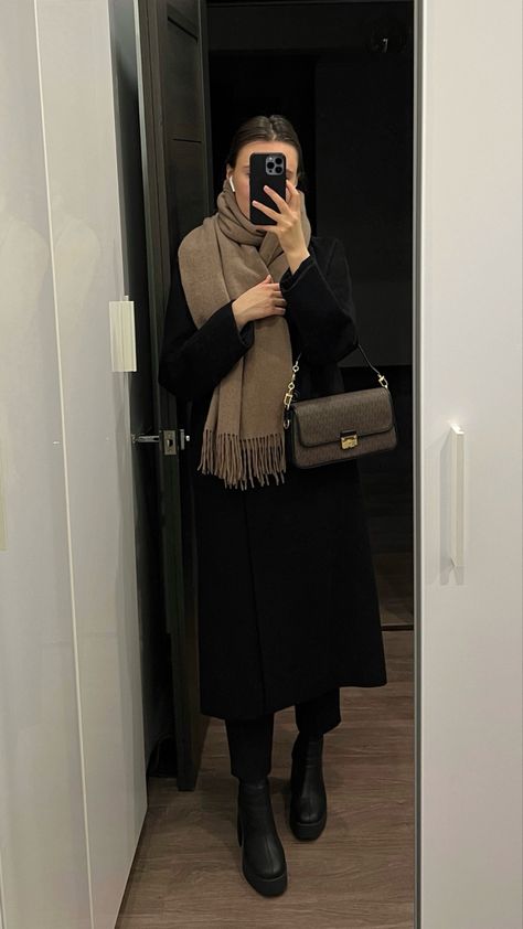 Black Scarf Outfit Winter, Cute Muffler, Winter Styles For Women Cold Weather, Formal Clothes Women, Business Outfit Women, Winter Work Outfits For Women Cold, Muffler Outfit, Black Black Outfit, Hairstyles Old Money