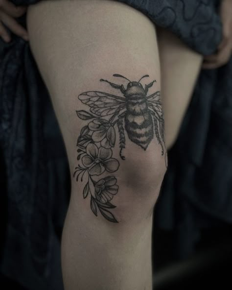 Bee Tattoo Above Knee, Flower Over Knee Tattoo, Bee Leg Tattoos Women, Bee Tattoo On Leg, Around Knee Tattoo Men, Bee Knee Tattoos Women, Knee Frame Tattoos Women, Flower Around Knee Tattoo, Knee Bee Tattoo