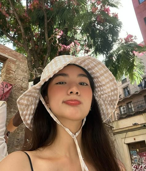 #girls #ullzang #asian #moda #beuaty #garotas #tumblr Sunhat Outfit, Summer Hat Style, Winter Layering Outfits, Dinner Outfits Winter, Winter Pants, Selfie Ideas Instagram, Layering Outfits, Dinner Outfits, Instagram Photo Inspiration